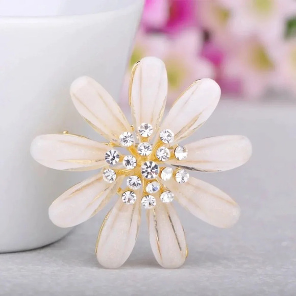 VQ Elegant Flower Brooch - Picture 1 of 6